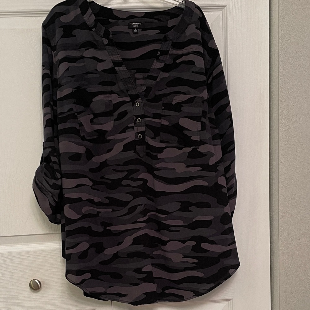 TORRID Harper Camouflage Pattern Pullover Top 3/4 Sleeves Size 2